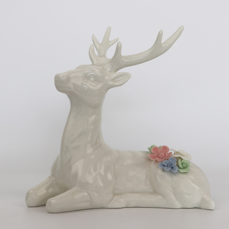 Decoraciones de cerámica de ciervos para navidad.