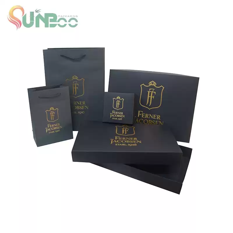Papel negro con bonito sello caliente de oro y manijas de algodón bolsa de papel SP-BAG020