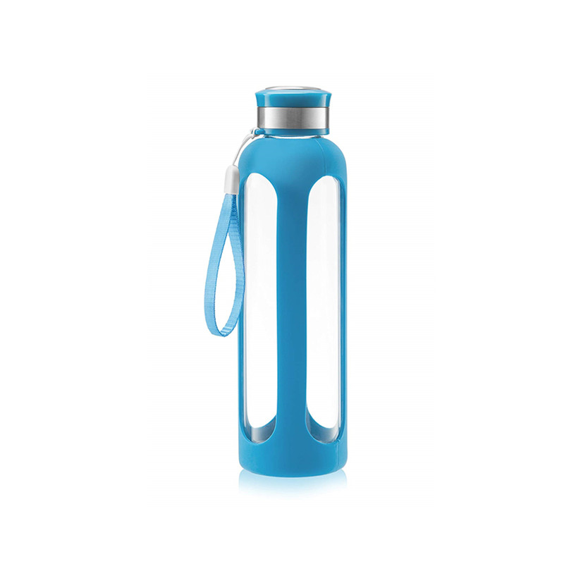 Botella de agua de viaje con manga de silicona.