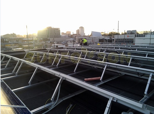 Montaje de techo solar ajustable