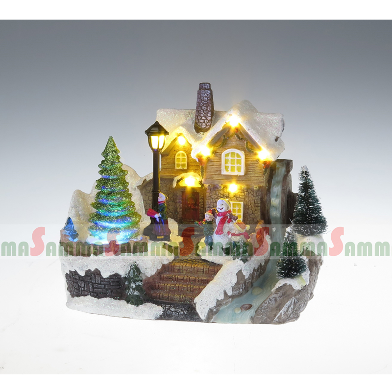 Escena de la aldea de la decoración de la Navidad con el árbol de giro ligero LED