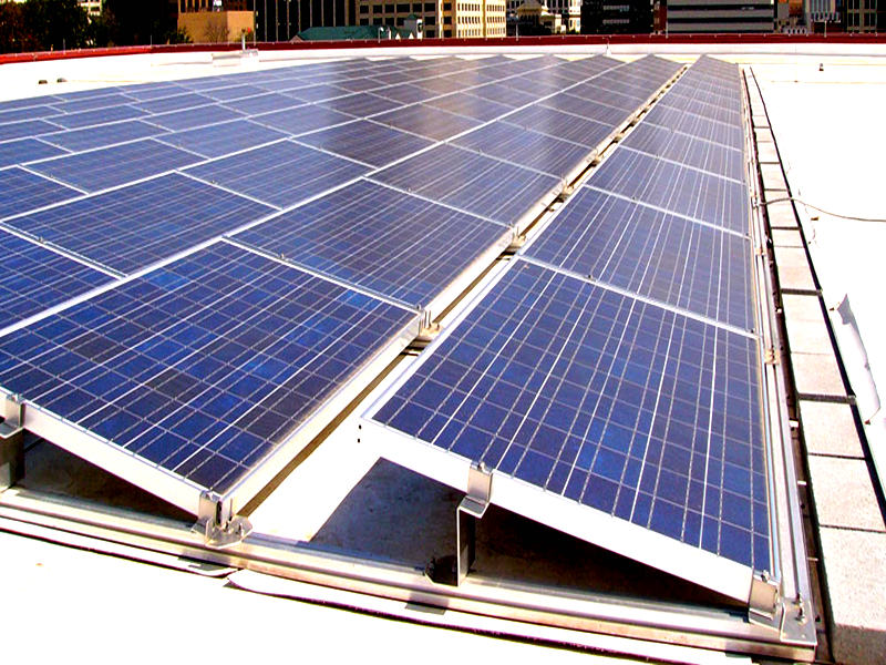 Sistema de montaje solar de techo plano de hormigón.