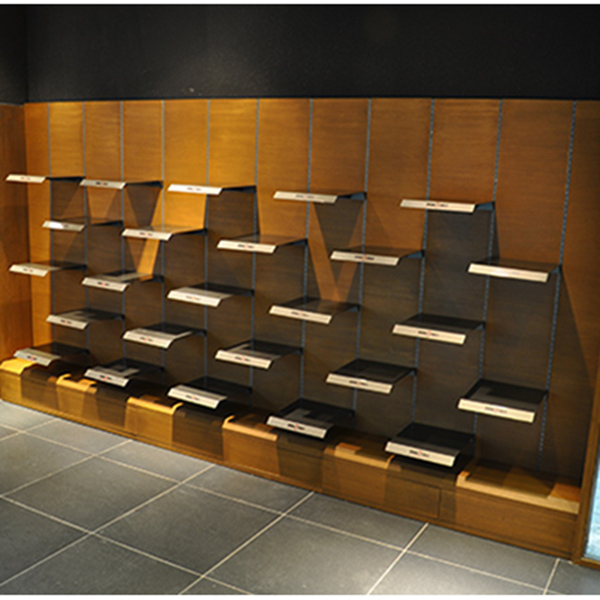 Exhibición de la pared de la tienda de zapatos única moderna personalizada