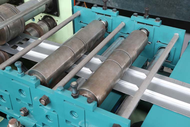 Máquina formadora de rollos automática de marco de compuerta cortafuegos