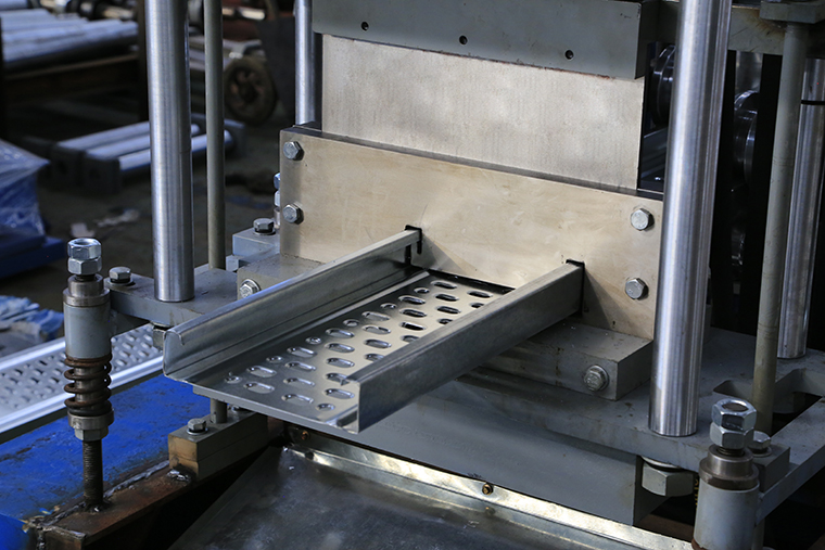 Máquina formadora de rollos de acero para tableros de andamios