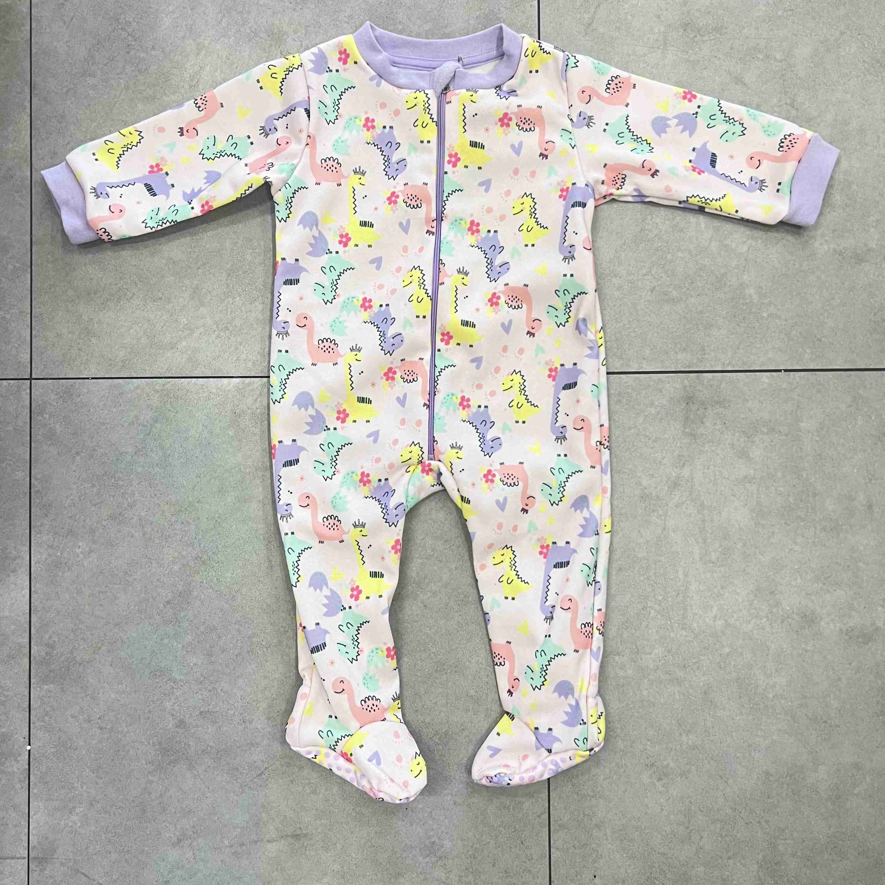 Pijamas de forro polar confeccionados para niña, ropa de dormir para bebé de 1 pieza, AOP de dibujos animados con suela antideslizante