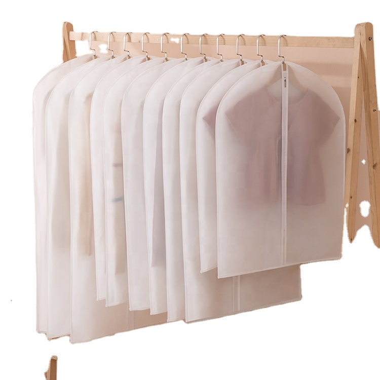 La ropa translúcida es una bolsa colgante personalizada de polietileno reciclado de alta calidad y a prueba de polvo, color blanco